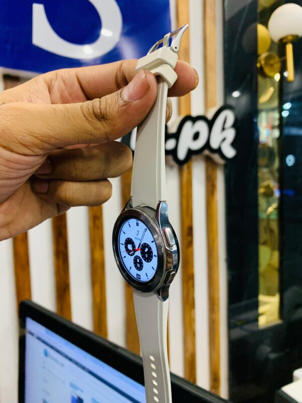 Galaxy Watch 4 Classic Bluetooth (42mm) - Image 2